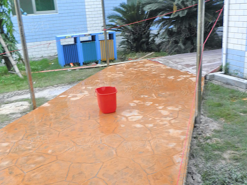 旧地面翻新处理，铺设水泥艺术压印地坪更好看