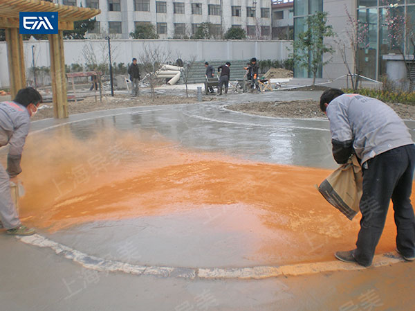 撒彩色强化料.jpg