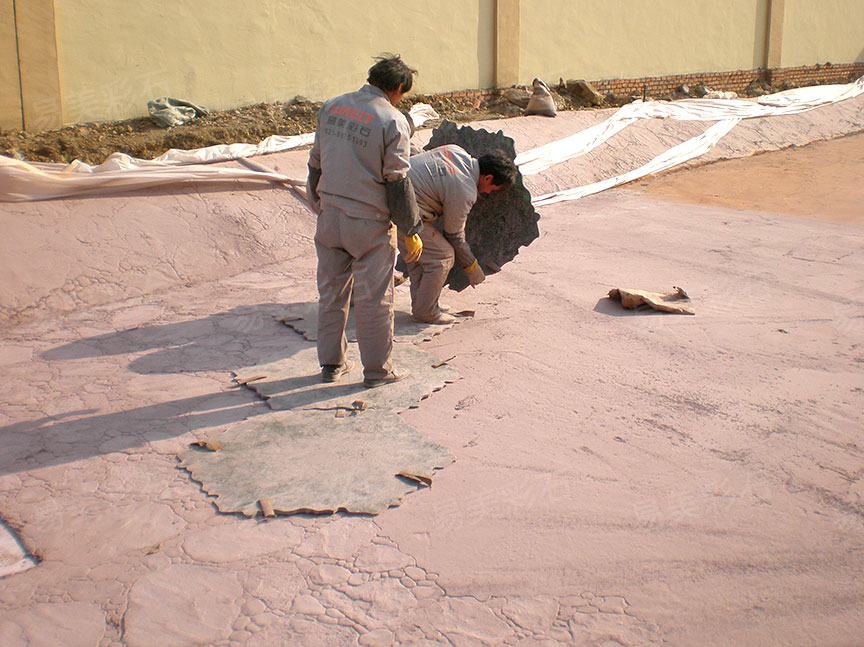 混凝土压花路面做法，只要有模具和材料，小工都嫌简单