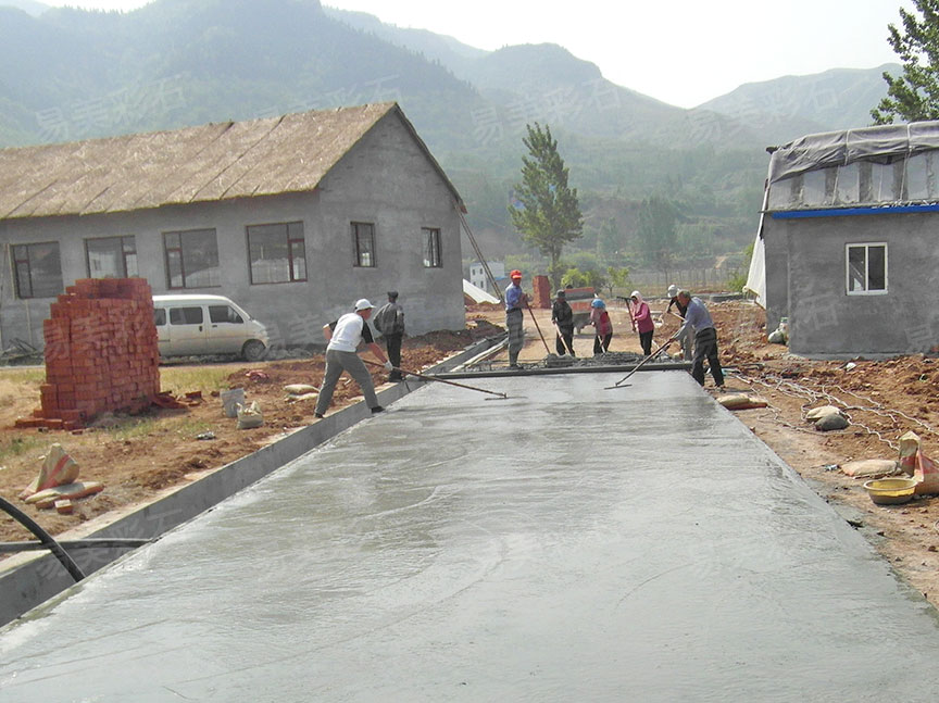 农村铺水泥地面.jpg